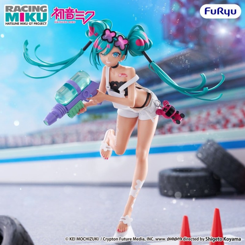 Figurine Racing Miku 2025 Sepang Ver. par FuRyu, représentant Hatsune Miku avec couettes turquoise, tenue blanche et noire, pistolet à eau et ambiance de circuit.