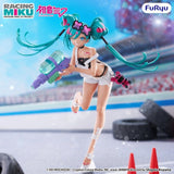 Figurine Racing Miku 2025 Sepang Ver. par FuRyu, représentant Hatsune Miku avec couettes turquoise, tenue blanche et noire, pistolet à eau et ambiance de circuit.
