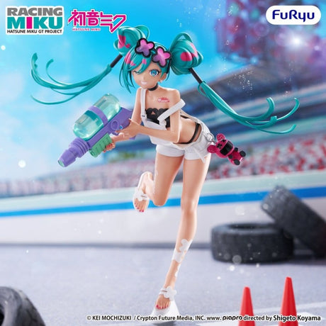 Figurine Racing Miku 2025 Sepang Ver. par FuRyu, représentant Hatsune Miku avec couettes turquoise, tenue blanche et noire, pistolet à eau et ambiance de circuit.