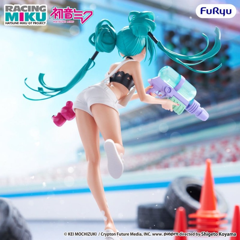 Figurine Racing Miku 2025 Sepang Ver. par FuRyu, représentant Hatsune Miku avec couettes turquoise, tenue blanche et noire, pistolet à eau et ambiance de circuit.