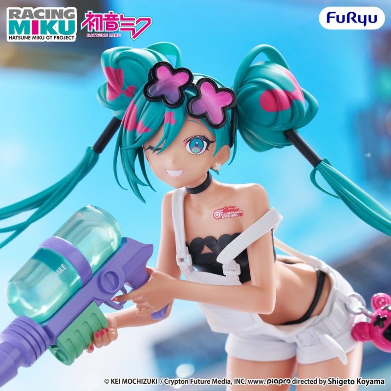 Figurine Racing Miku 2025 Sepang Ver. par FuRyu, représentant Hatsune Miku avec couettes turquoise, tenue blanche et noire, pistolet à eau et ambiance de circuit.