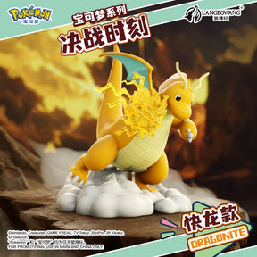 Figurine Pokémon Dracolosse (Dragonite) lançant une attaque électrique, socle nuageux – Collection Battle Ornament Set