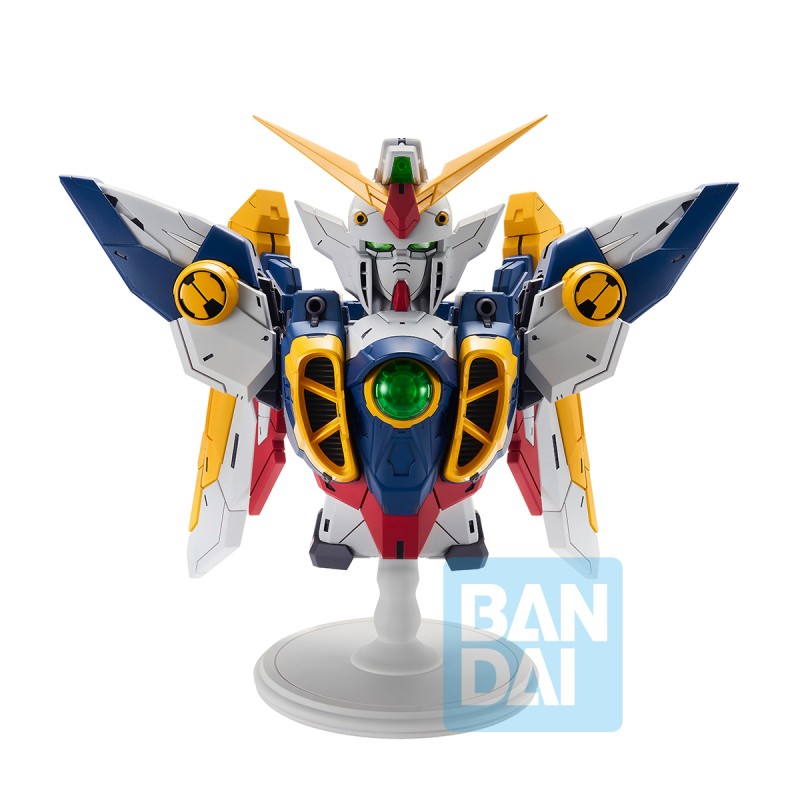 Figurine Bandai Ichibansho Wing Gundam 30th Anniversary sur socle, avec armure blanche, bleue, rouge et jaune et ailes mécaniques.
