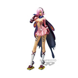 Figurine Banpresto One Piece Glitter & Glamours Vinsmoke Reiju en tenue rose Germa 66 avec cape noire sur fond blanc.