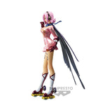 Figurine Banpresto One Piece Glitter & Glamours Vinsmoke Reiju en tenue rose Germa 66 avec cape noire sur fond blanc.