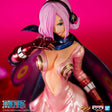 Figurine Banpresto One Piece Glitter & Glamours Vinsmoke Reiju en tenue rose Germa 66 avec cape noire sur fond blanc.
