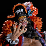 Figurine One Piece Grandista Marshall D. Teach par Banpresto, représentant Barbe Noire avec chapeau de pirate, manteau orange, barbe noire et bras ouverts en pose menaçante.