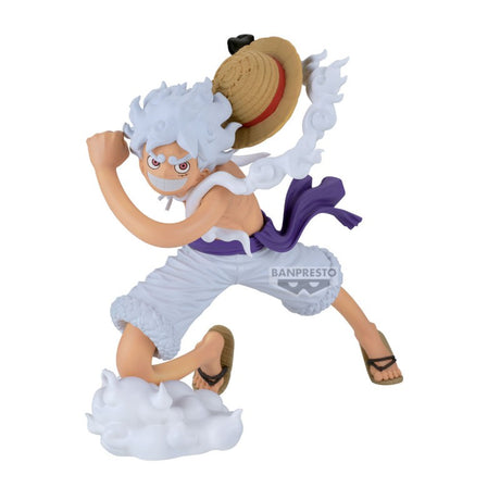 Figurine One Piece Grandista Monkey D. Luffy Gear 5 par Banpresto, représentant Luffy en pleine course avec cheveux blancs, chapeau de paille et effets de nuage blanc.