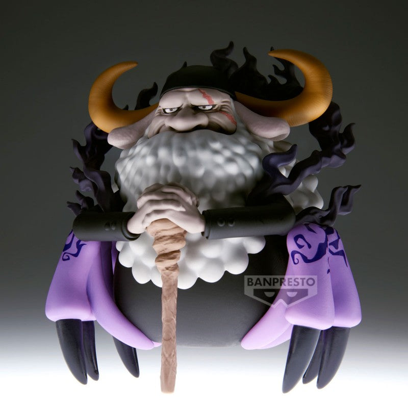 Figurine One Piece Mega World Collectable Figure Saint Jaygarcia Saturn par Banpresto avec cornes, barbe blanche et canne sur fond rouge.