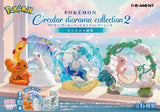 Visuel de la collection Pokémon Circular Diorama Vol. 2 Re-Ment avec six mini-dioramas : Goupix, Oratoria, Libégon, Mew, Draco et Mimiqui.