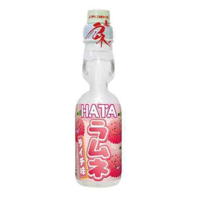 Bouteille de soda japonais Ramune Hata Kosen saveur litchi avec étiquette rose.