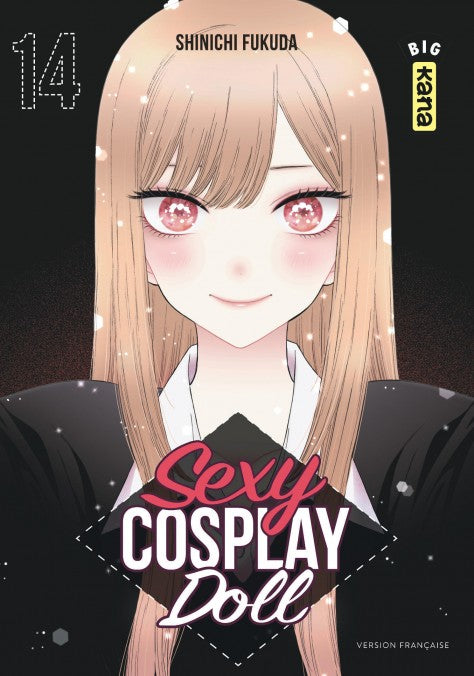 manga Sexy Cosplay Doll tome 14 montrant Marin Kitagawa souriante sur fond sombre, dans un style doux et lumineux.