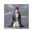 Figurine Sousou no Frieren Chokonose Fern Kousoku Mahou ver. par Sega Prize, assise avec cheveux violets et manteau noir.