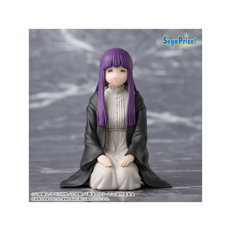 Figurine Sousou no Frieren Chokonose Fern Kousoku Mahou ver. par Sega Prize, assise avec cheveux violets et manteau noir.