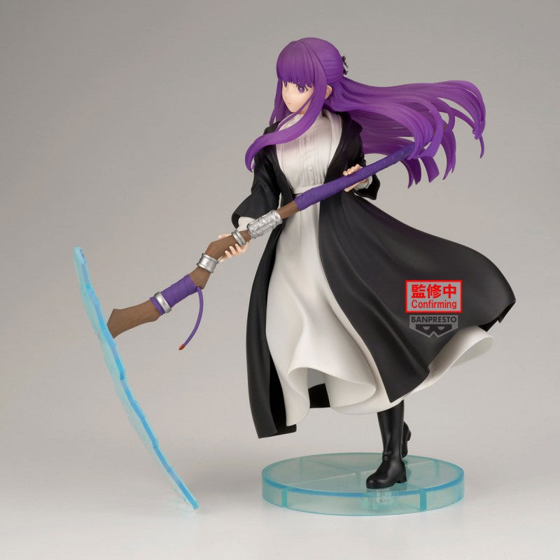 Figurine Frieren: Beyond Journey’s End Effectreme Fern par Banpresto, représentant Fern aux cheveux violets avec bâton et effet magique bleu translucide devant une lune.