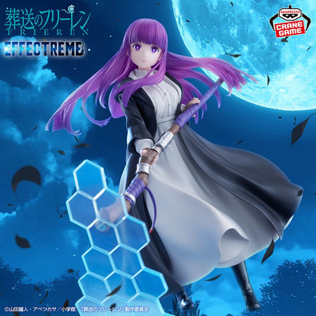 Figurine Frieren: Beyond Journey’s End Effectreme Fern par Banpresto, représentant Fern aux cheveux violets avec bâton et effet magique bleu translucide devant une lune.