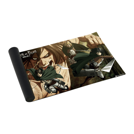 Tapis de jeu Attack on Titan avec Levi, Mikasa, Eren et le Titan Assaillant – surface lisse et antidérapante.